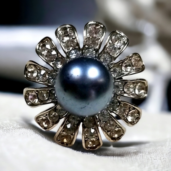 Vintage Faux Pearl and Rhinestone Flower Ring SZ 6 - Picture 3 of 16